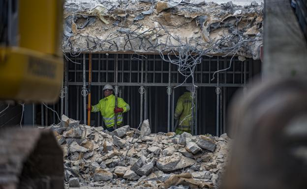 A las ocho de la mañana los operarios se han puesto manos a la obra. 