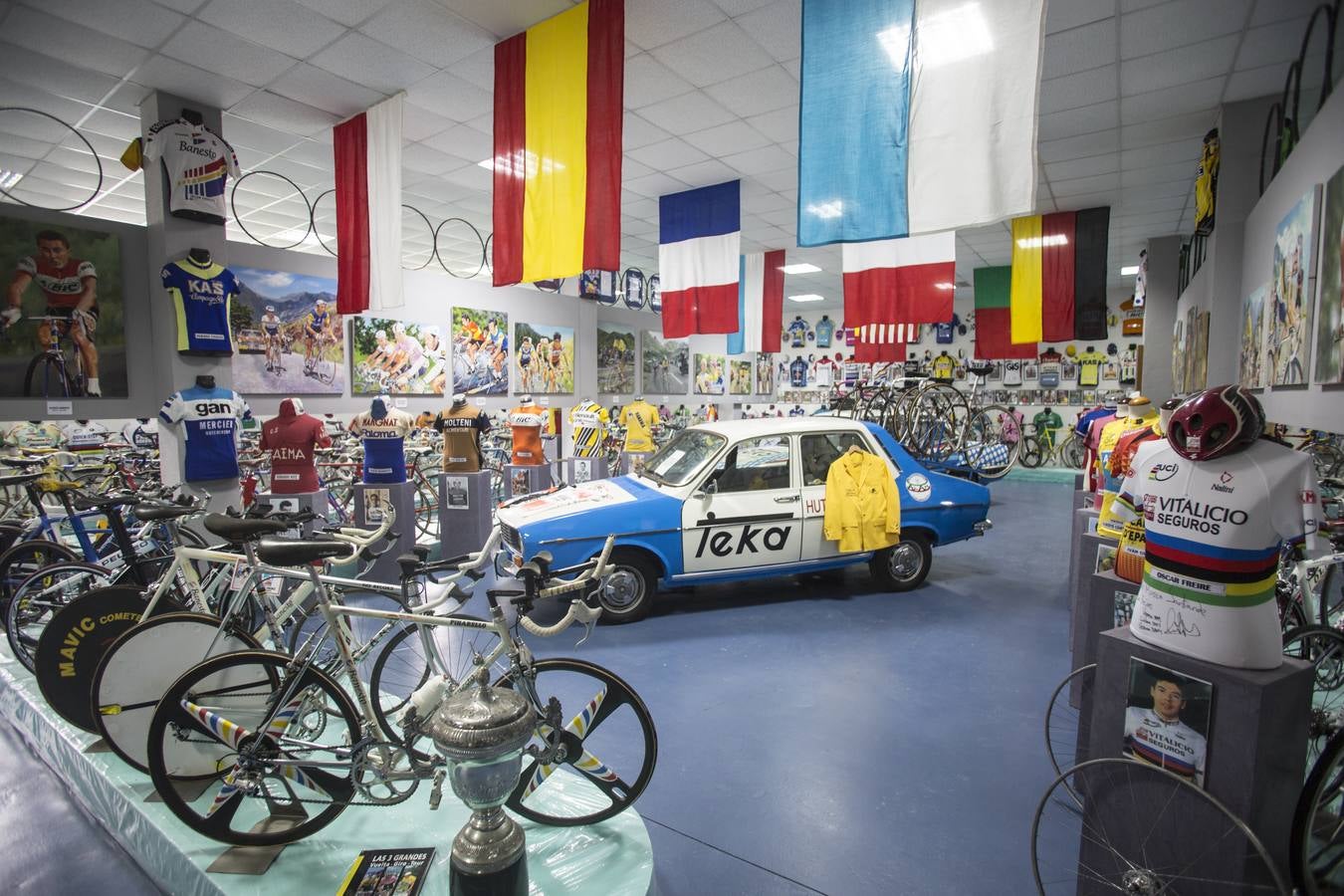 La pasión y tesón de Santiago Revuelta han convertido la exposición en santuario del ciclismo: Una joya de valor incalculable que expone 303 bicicletas originales de todas las épocas de la historia; más de 600 maillots de los mejores ciclistas del mundo (Eddy Merckx, Bernard Hinault, Miguel Indurain, Jaques Anquetil, Federico Bahamontes, Julio Jiménez...); gorras que coronaron los impetuosos Alpes, poncheras (ahora las llaman bidones), guantes, más de 30.000 fotografías; los coches del poderoso Grupo Deportivo Teka, aquel equipo que él mismo, de la nada, convirtió en una de las escuadras más laureada de los ochenta.