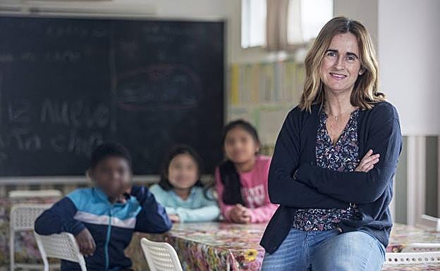 Ana Pombo, en el centro de Proinfancia, con algunos de los niños que atienden. 