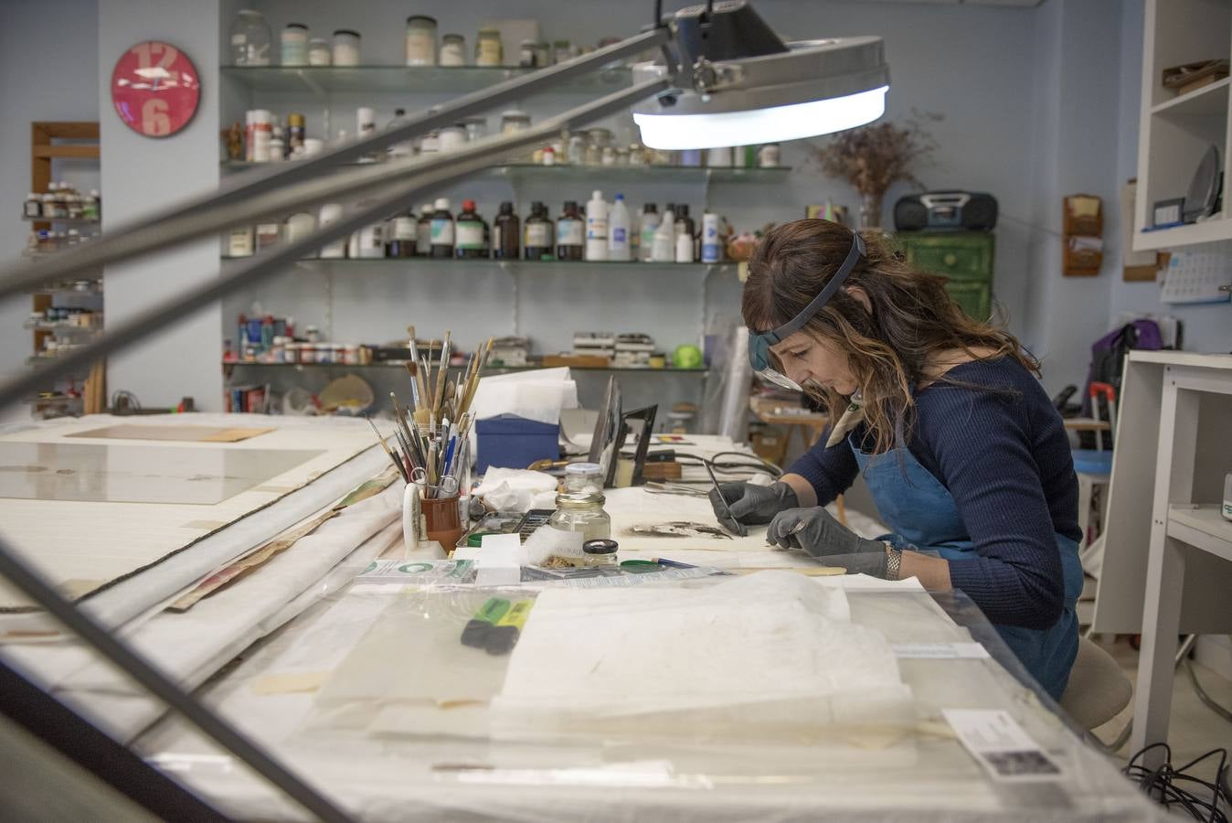 La restauradora Pilar Chaves, fundadora de Tres A Restauración, interviene todo tipo de obras de arte en su taller de El Astillero.