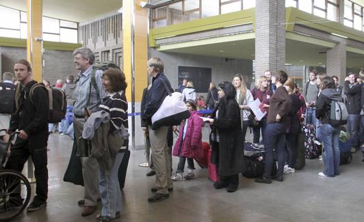 Pasajeros haciendo cola en la Estación Marítima para embarcar en un ferri.