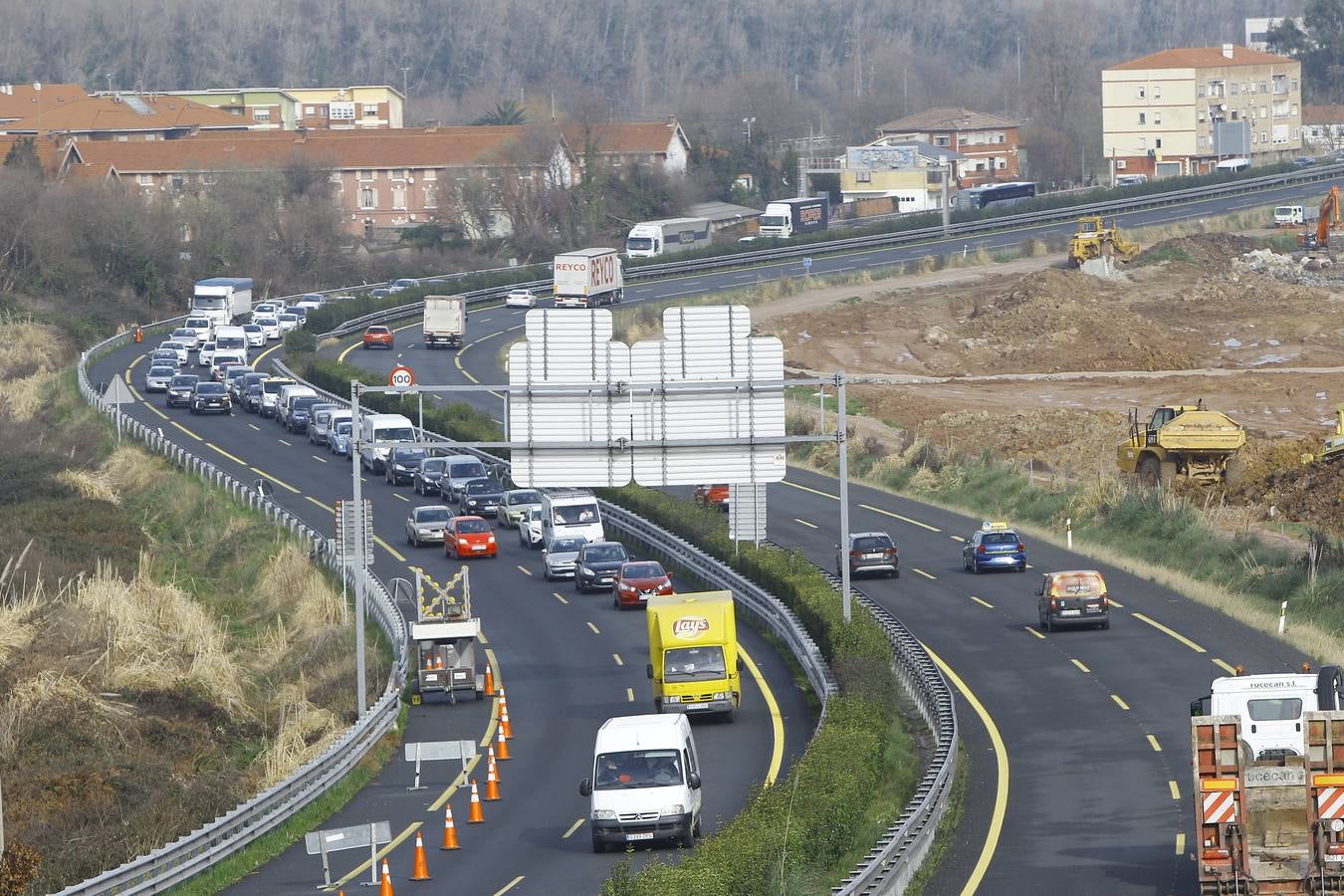 Las obras de la variante de Torrelavega han obligado a cortar un carril de la autovía a la altura de Barreda y en sentido Palencia, justo donde el verano pasado se hundió la calzada y la A-67 se cortó al tráfico durante días. Hoy hay retenciones debido a estos trabajos, que se centran en la mejora del arcén situado encima de la colonia El Salvador.