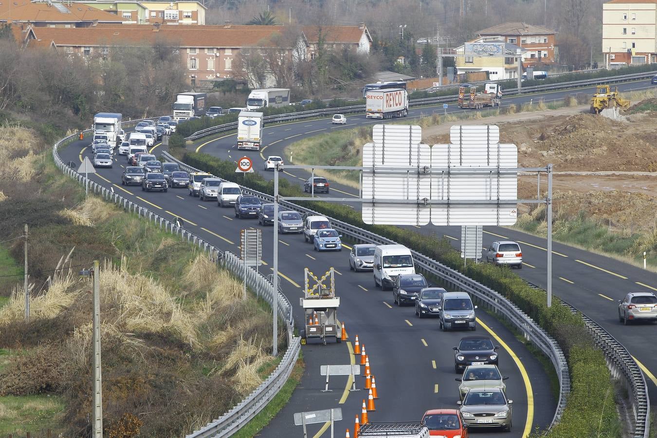 Las obras de la variante de Torrelavega han obligado a cortar un carril de la autovía a la altura de Barreda y en sentido Palencia, justo donde el verano pasado se hundió la calzada y la A-67 se cortó al tráfico durante días. Hoy hay retenciones debido a estos trabajos, que se centran en la mejora del arcén situado encima de la colonia El Salvador.