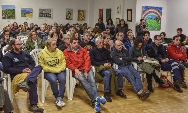 Más de noventa afectados por el desplome atendieron ayer a las explicaciones de los consejeros Francisco Martín y José Luis Gochicoa.