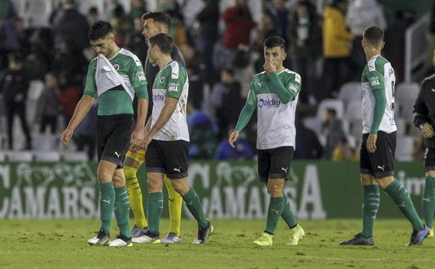 Olaortua, Sergio, Iván Crespo, Buñuel y Óscar Gil se lamentan sobre el césped tras empatar contra el Fuenlabrada.