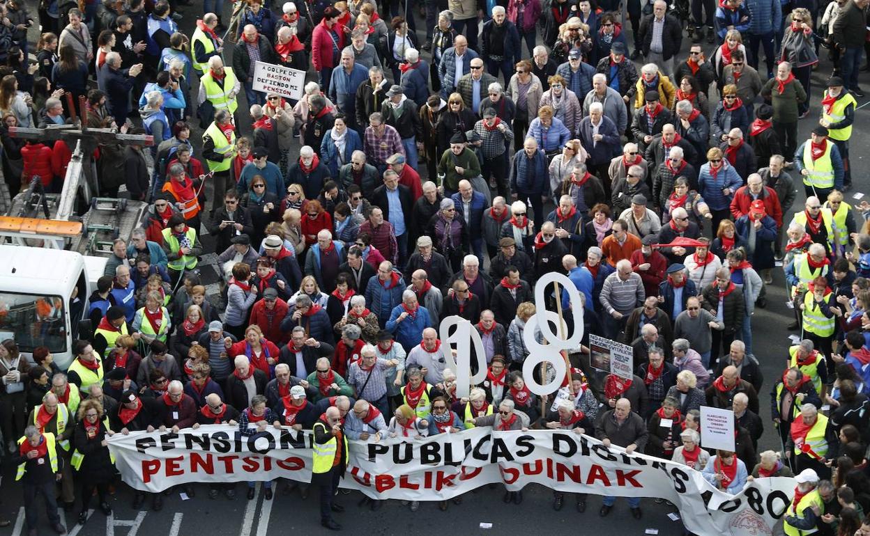 Pensionistas durante la manifestación en Bilbao.