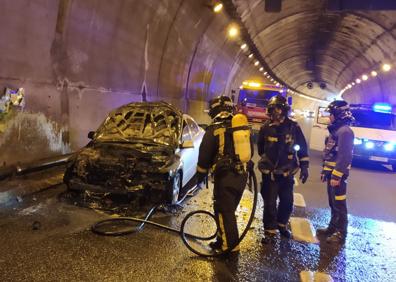 Imagen secundaria 1 - El incendio de un vehículo en la A-67, en el túnel de Torrelavega, ha provocado retenciones