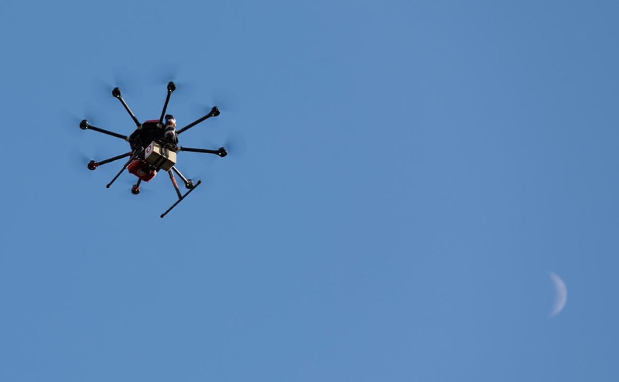 Vodafone prueba el envío de medicamentos mediante drones en España controlados mediante 5G: Una farmacia en el aire