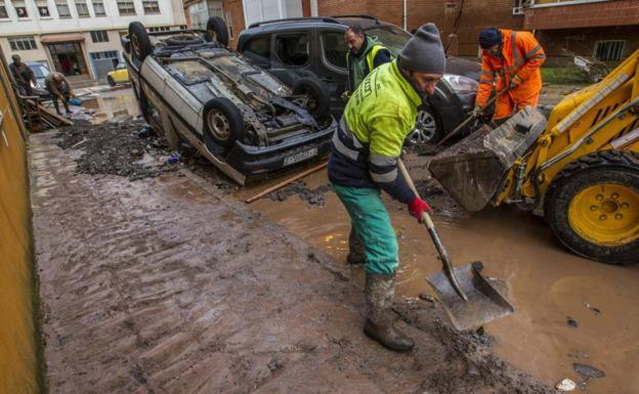 Imagen de una calle de Reinosa al día después de las riadas de diciembre.