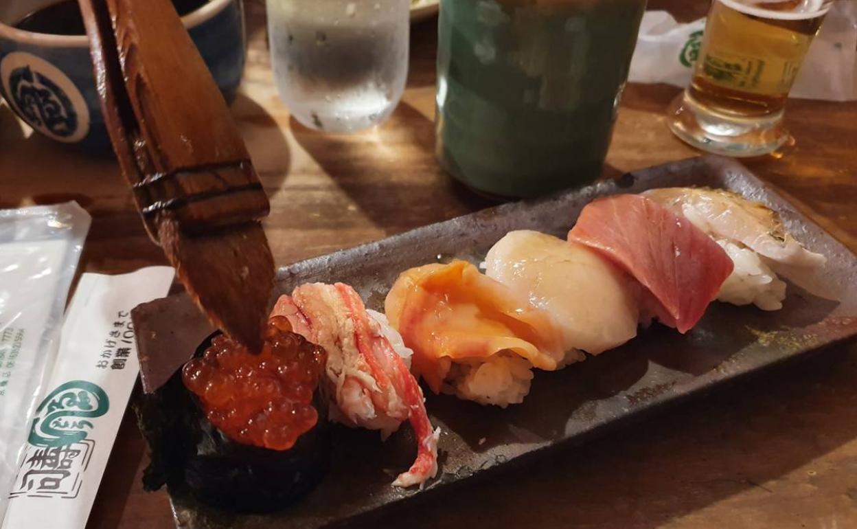 Sushi en el mercado de Osaka (endo sushi).