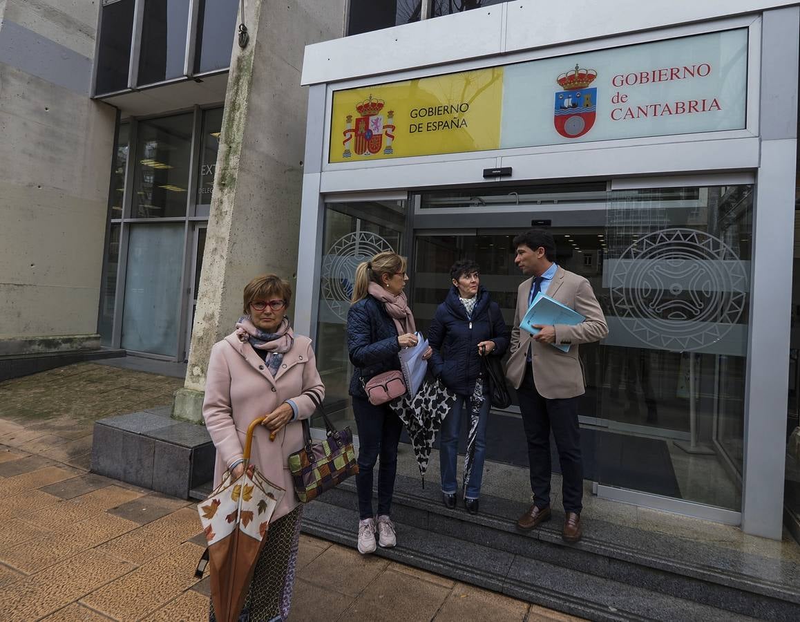 Las tres trabajadoras, junto con su abogado, a las puertas de la Consejería. :