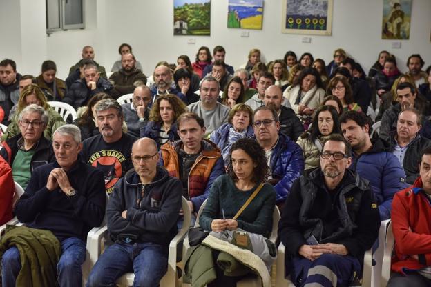 Afectados de Nueva Montaña que tienen su vehículo aplastado bajo los escombros. 