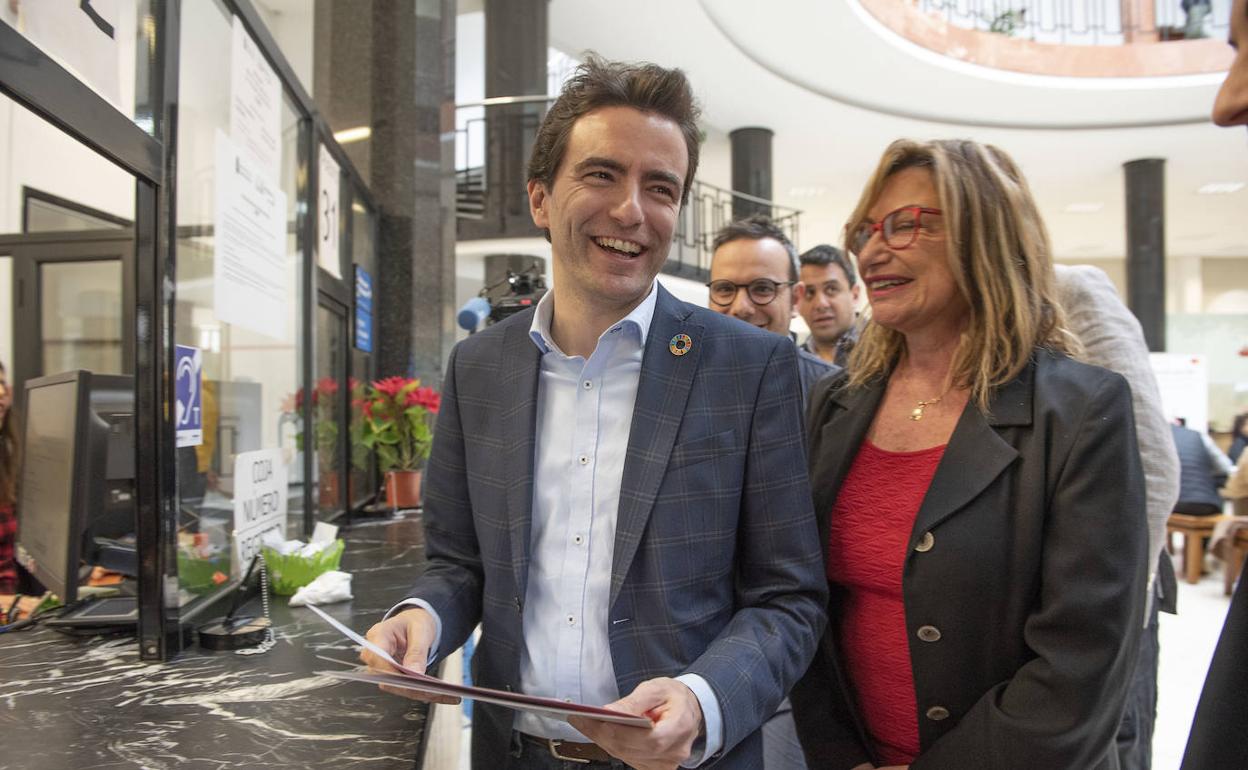 Concha González junto a Pedro Casares, en el Ayuntamiento.