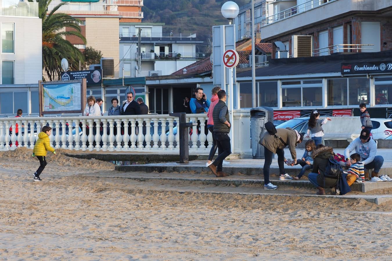 Escenas a pie de playa captadas este sábado, un día que en algunos momentos ha sido hasta caluroso. En lugares como Tama, Villacarriedo, Los Tojos, San Felices o Ramales los termómetros rondaron los 22º. Y este domingo la previsión es que se repitan esos valores y que en la costa, donde hoy se alcanzaron los 18º, suban dos o tres grados. Este tiempo primaveral irá más allá y solo cederá a partir del martes.