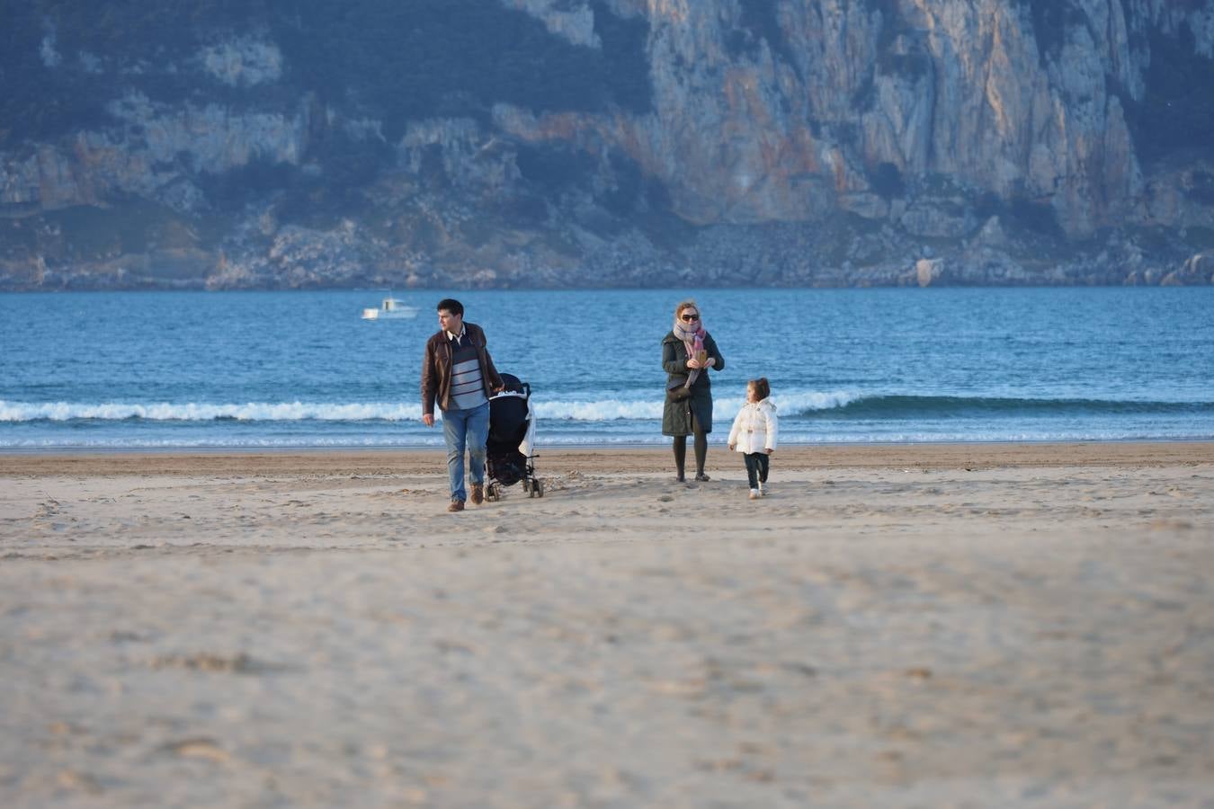 Escenas a pie de playa captadas este sábado, un día que en algunos momentos ha sido hasta caluroso. En lugares como Tama, Villacarriedo, Los Tojos, San Felices o Ramales los termómetros rondaron los 22º. Y este domingo la previsión es que se repitan esos valores y que en la costa, donde hoy se alcanzaron los 18º, suban dos o tres grados. Este tiempo primaveral irá más allá y solo cederá a partir del martes.