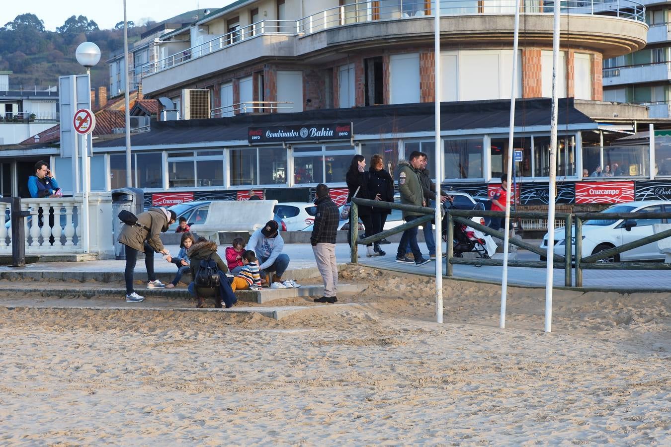 Escenas a pie de playa captadas este sábado, un día que en algunos momentos ha sido hasta caluroso. En lugares como Tama, Villacarriedo, Los Tojos, San Felices o Ramales los termómetros rondaron los 22º. Y este domingo la previsión es que se repitan esos valores y que en la costa, donde hoy se alcanzaron los 18º, suban dos o tres grados. Este tiempo primaveral irá más allá y solo cederá a partir del martes.