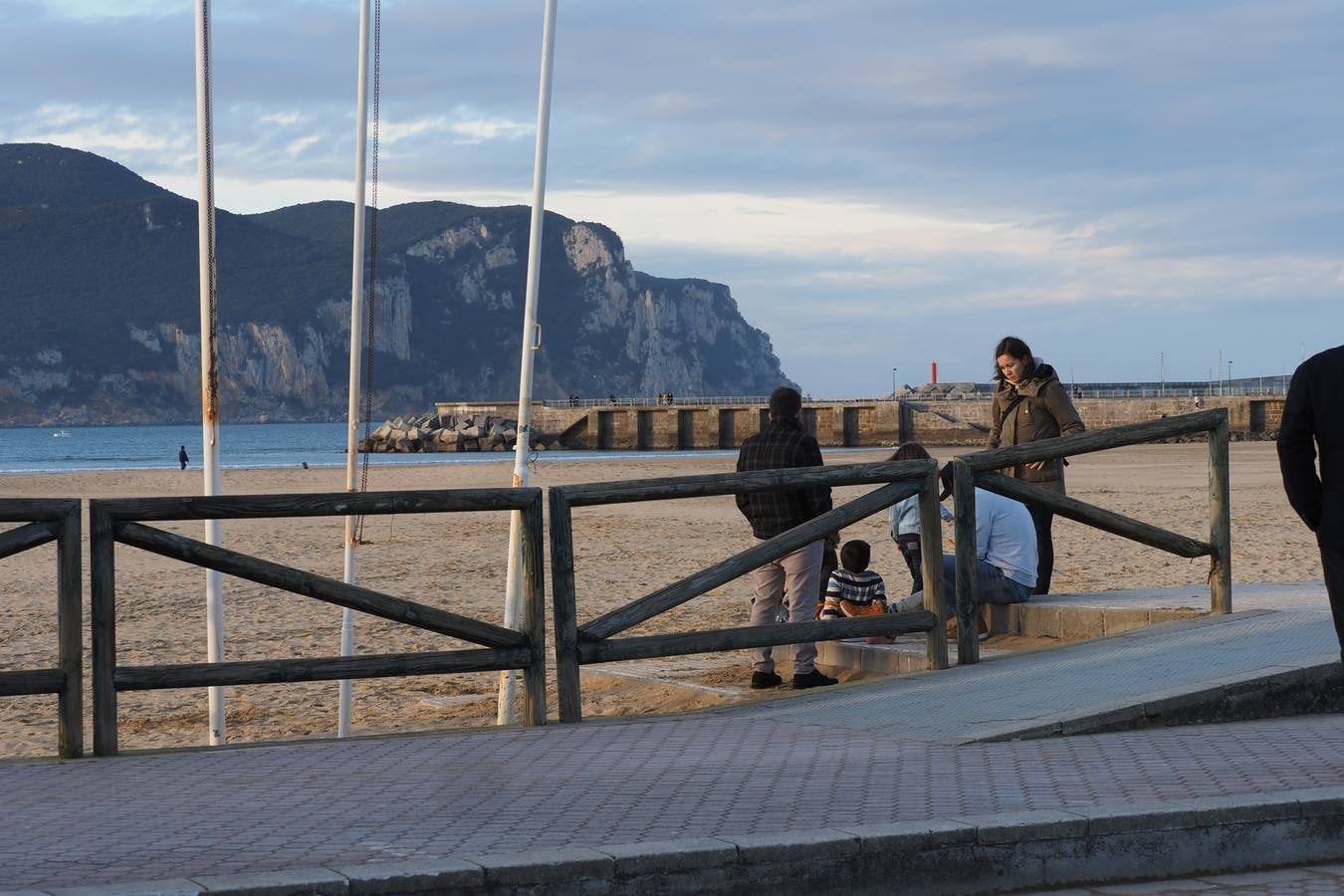 Escenas a pie de playa captadas este sábado, un día que en algunos momentos ha sido hasta caluroso. En lugares como Tama, Villacarriedo, Los Tojos, San Felices o Ramales los termómetros rondaron los 22º. Y este domingo la previsión es que se repitan esos valores y que en la costa, donde hoy se alcanzaron los 18º, suban dos o tres grados. Este tiempo primaveral irá más allá y solo cederá a partir del martes.