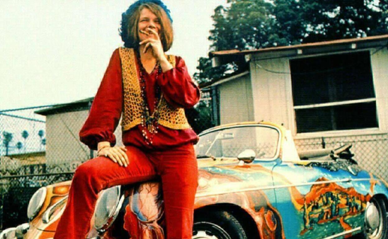 Janis Joplin posando en su coche en 1969