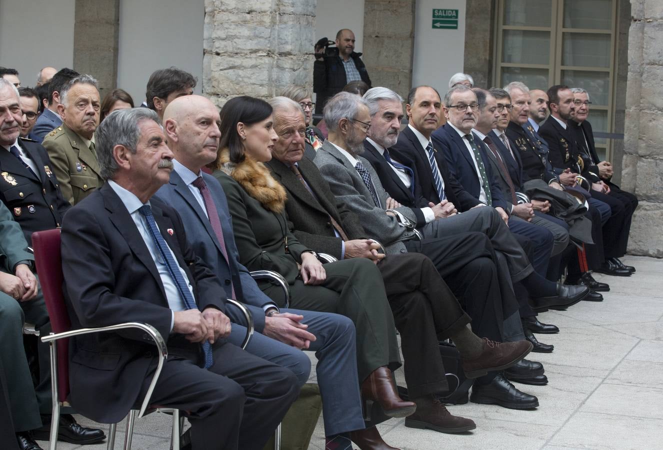 Revilla y Zuloaga se saludan en el Parlamento.