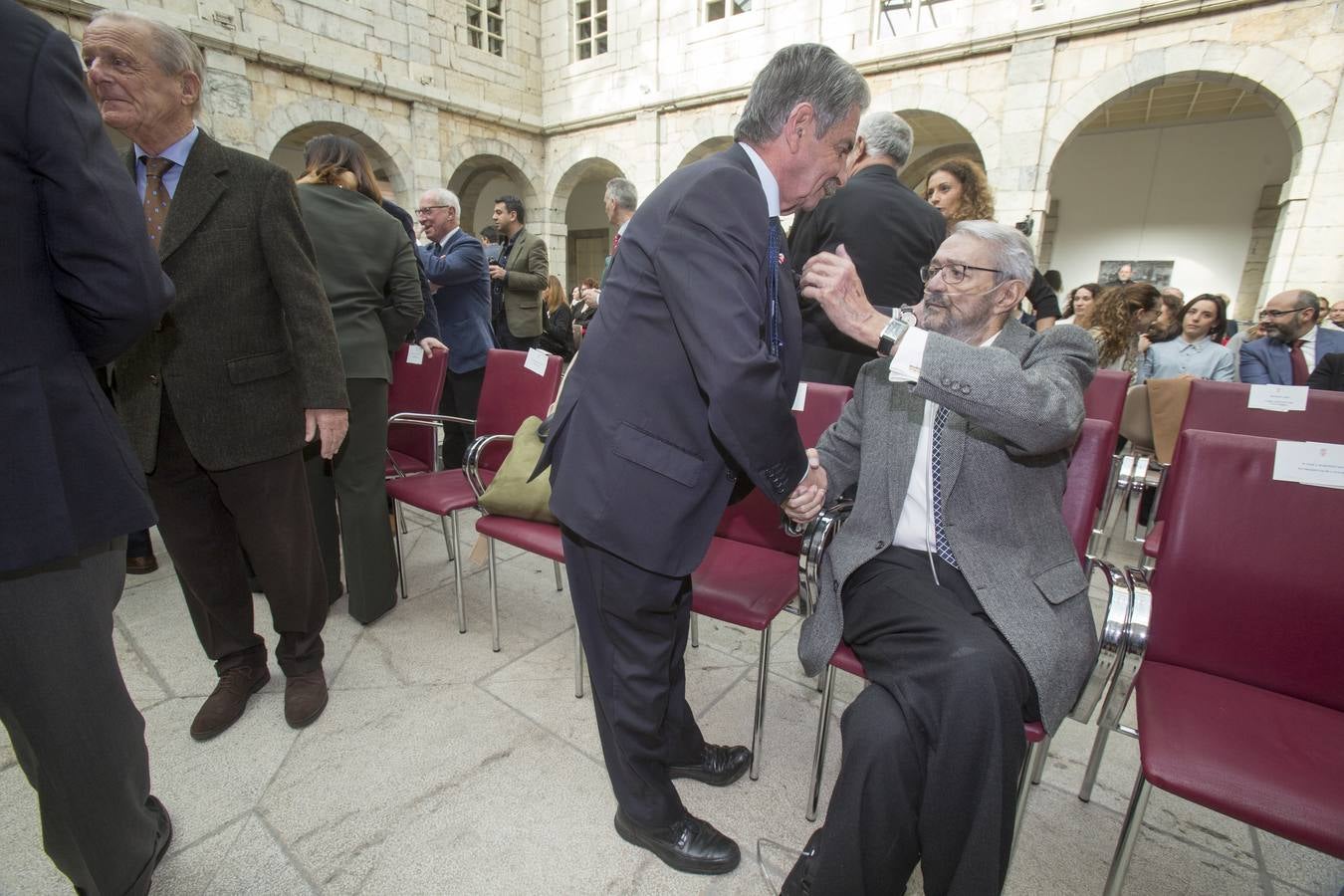Revilla y Zuloaga se saludan en el Parlamento.