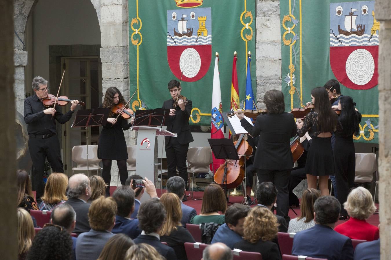 Revilla y Zuloaga se saludan en el Parlamento.