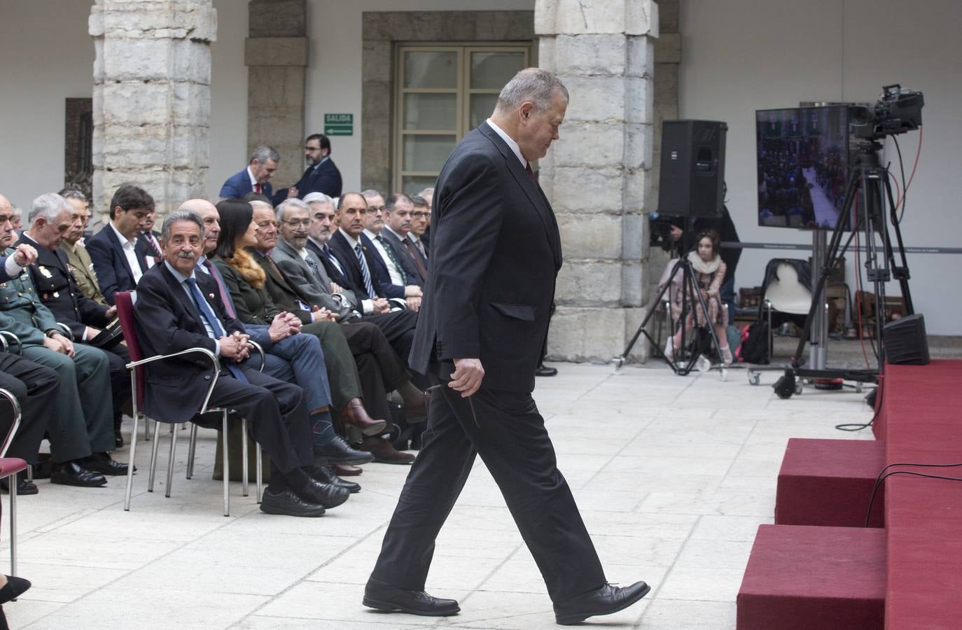Revilla y Zuloaga se saludan en el Parlamento.