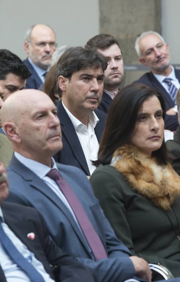 Revilla y Zuloaga se saludan en el Parlamento.