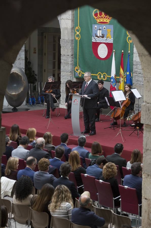 Revilla y Zuloaga se saludan en el Parlamento.