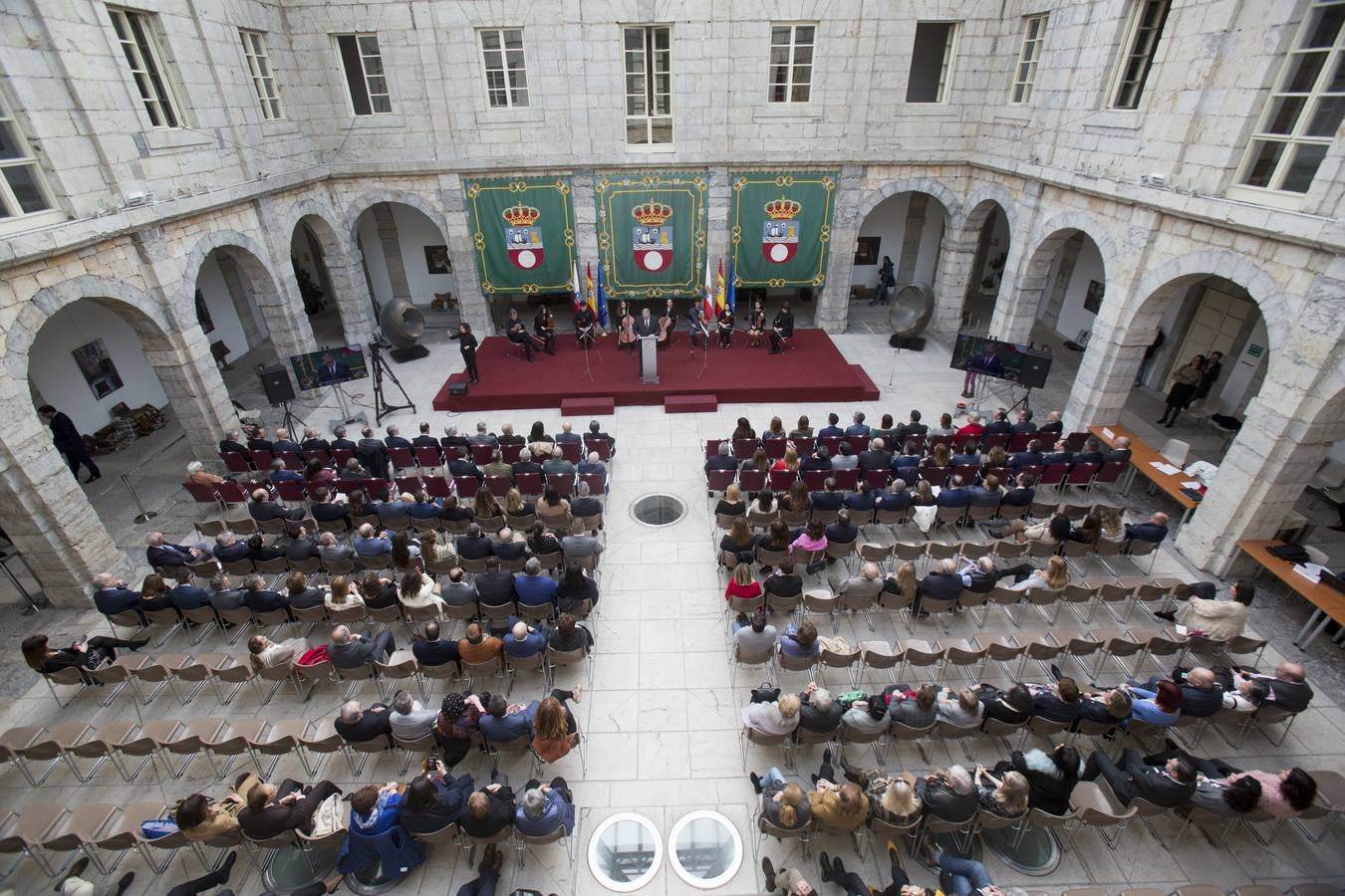 Revilla y Zuloaga se saludan en el Parlamento.