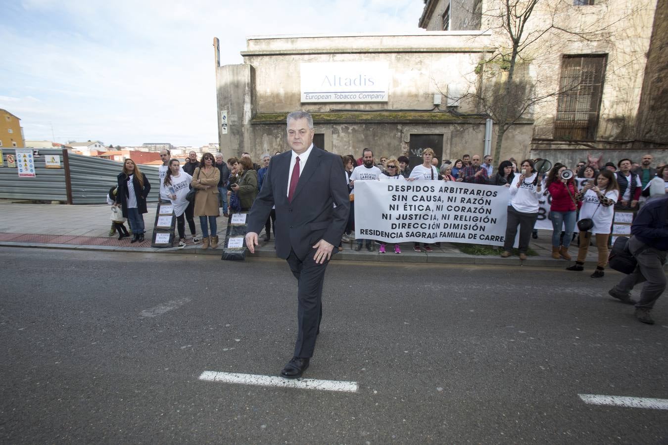 Revilla y Zuloaga se saludan en el Parlamento.
