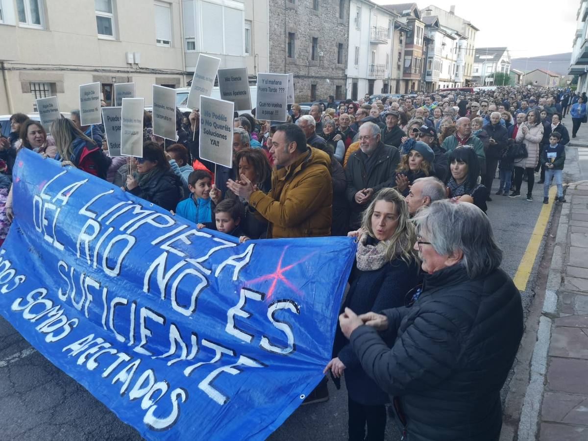 La plataforma de afectados por las inundaciones de Reinosa y de la comarca de Campoo celebra una marcha-concentración, que ha partido del puente de La Naval, para reivindicar que este tipo de hechos no se repita.La concentración ha comenzado a las 17.00 horas y la plataforma ha llamado a los vecinos a secundar esta protesta con el fin de intentar que no vuelvan a suceder las inundaciones. Las riadas se produjeron el pasado 19 de diciembre y causaron importantes daños materiales en los municipios de Reinosa, Campoo de Enmedio y Hermandad de Campoo de Suso.