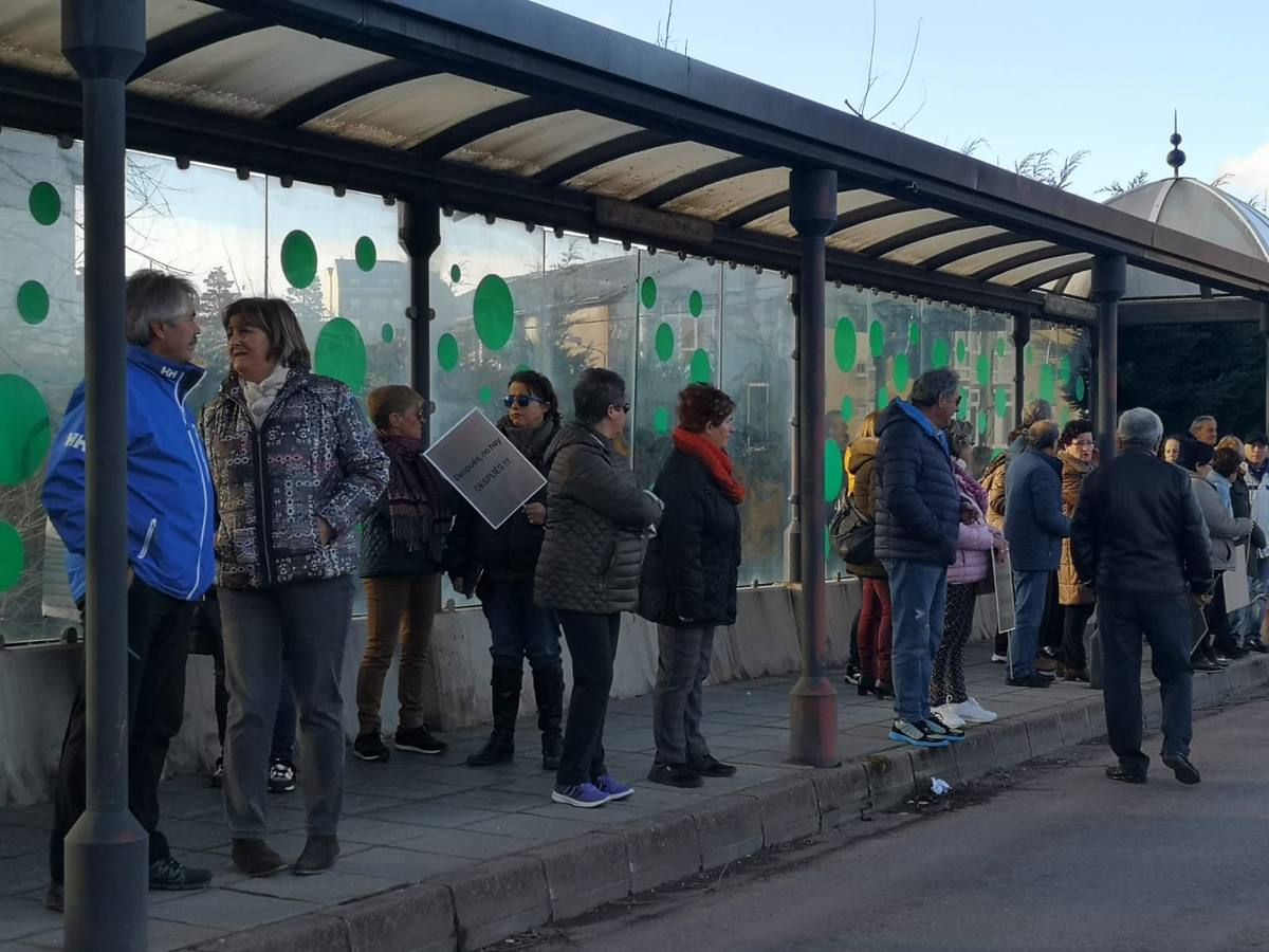 La plataforma de afectados por las inundaciones de Reinosa y de la comarca de Campoo celebra una marcha-concentración, que ha partido del puente de La Naval, para reivindicar que este tipo de hechos no se repita.La concentración ha comenzado a las 17.00 horas y la plataforma ha llamado a los vecinos a secundar esta protesta con el fin de intentar que no vuelvan a suceder las inundaciones. Las riadas se produjeron el pasado 19 de diciembre y causaron importantes daños materiales en los municipios de Reinosa, Campoo de Enmedio y Hermandad de Campoo de Suso.