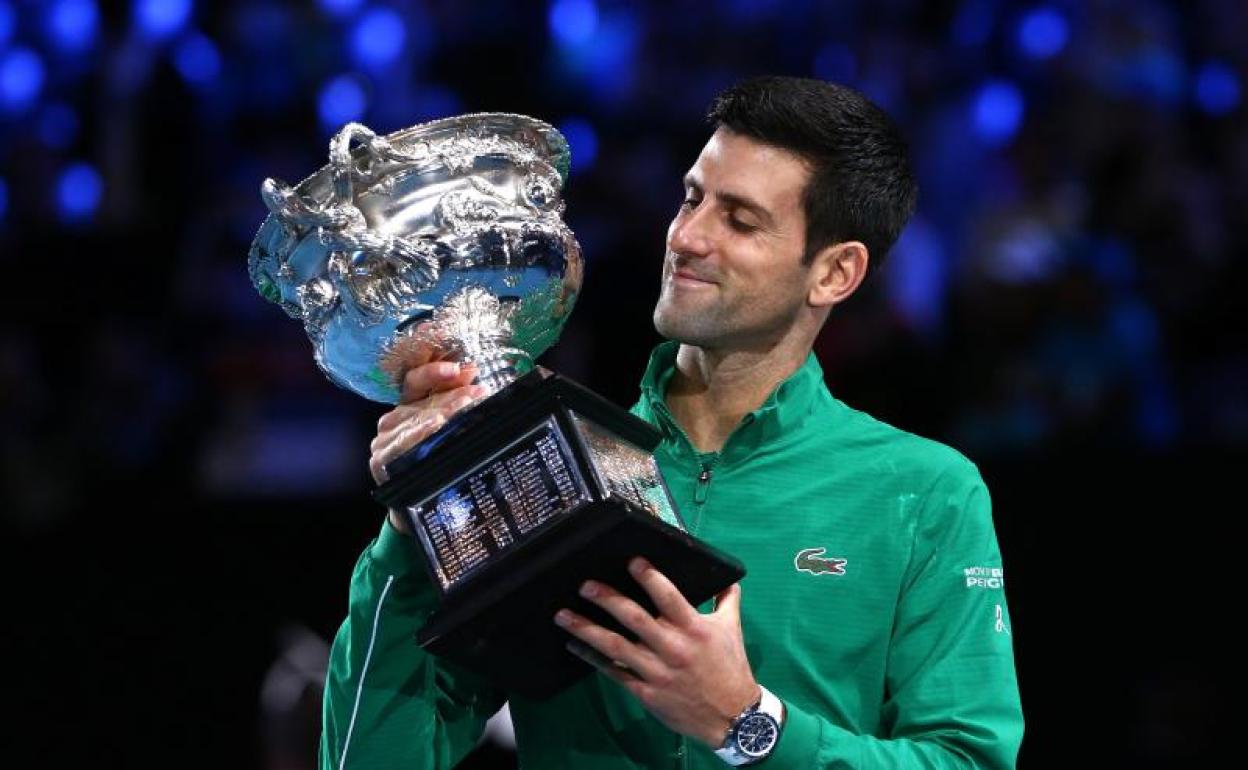 Novak, Djokovic, con su octavo título del Open de Australia.