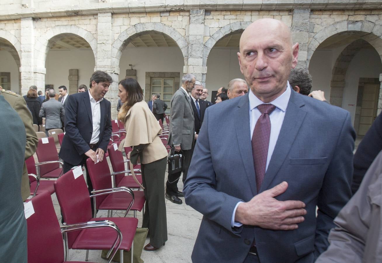 Ni una palabra. El delegado del Gobierno, Eduardo Echevarría, antes de abandonar el patio del Parlamento tras el acto de conmemoración del Estatuto de Autonomía. Al fondo, el presidente del Puerto, Jaime González, conversa con la alcaldesa de Santander, Gema Igual. Echevarría y González estuvieron sentados a dos sillas de distancia, pero evitaron el encuentro cara a cara.