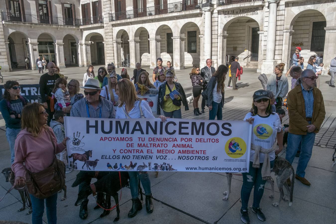 Unas 300 personas, según datos de la Policía Local, se han manifestado este domingo en Santander para exigir, «a quienes tienen que legislar», el fin de la caza y del uso de perros en la actividad cinegética, que para los convocantes no es «deporte» ni «tradición» sino «negocio» y «asesinato».