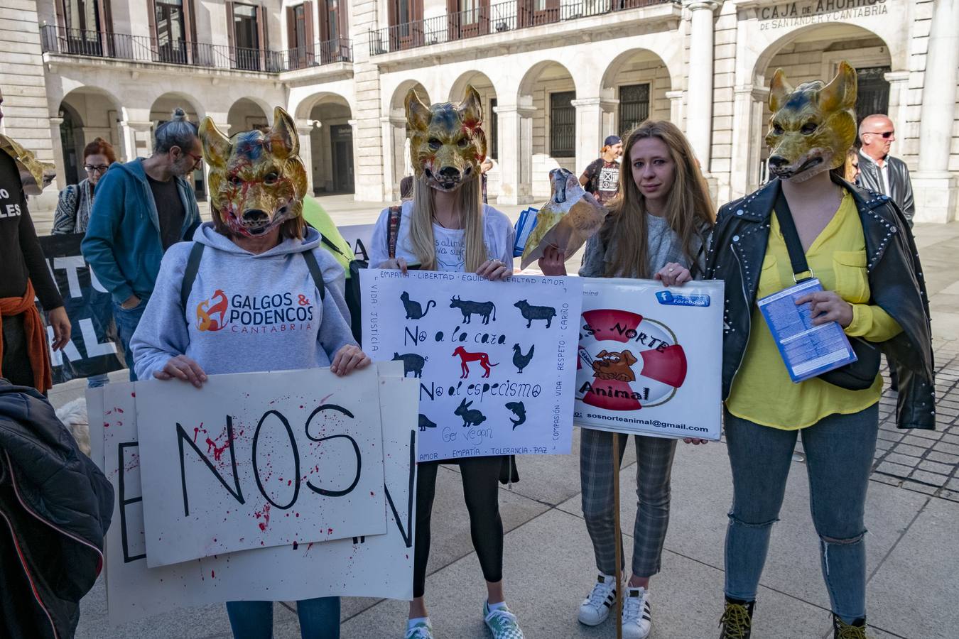 Unas 300 personas, según datos de la Policía Local, se han manifestado este domingo en Santander para exigir, «a quienes tienen que legislar», el fin de la caza y del uso de perros en la actividad cinegética, que para los convocantes no es «deporte» ni «tradición» sino «negocio» y «asesinato».