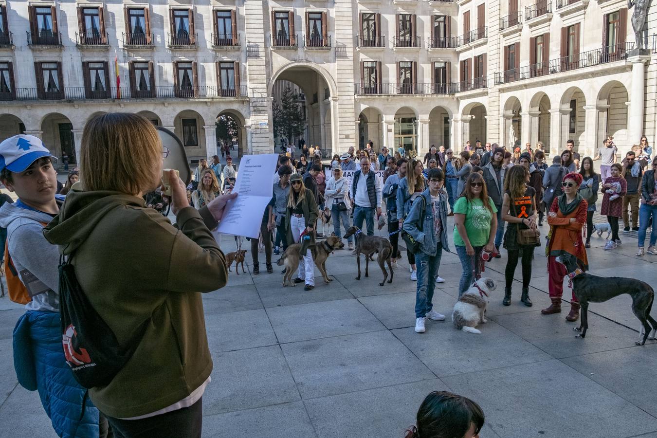 Unas 300 personas, según datos de la Policía Local, se han manifestado este domingo en Santander para exigir, «a quienes tienen que legislar», el fin de la caza y del uso de perros en la actividad cinegética, que para los convocantes no es «deporte» ni «tradición» sino «negocio» y «asesinato».