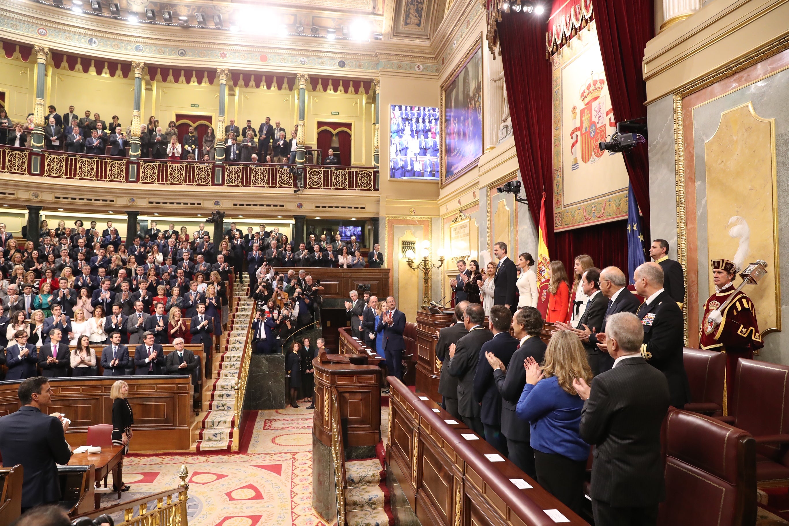 Con gesto serio, la Reina recupera su color fetiche para el estreno de la legislatura en el Congreso, para el que Leonor recupera el vestido que estrenó en Girona