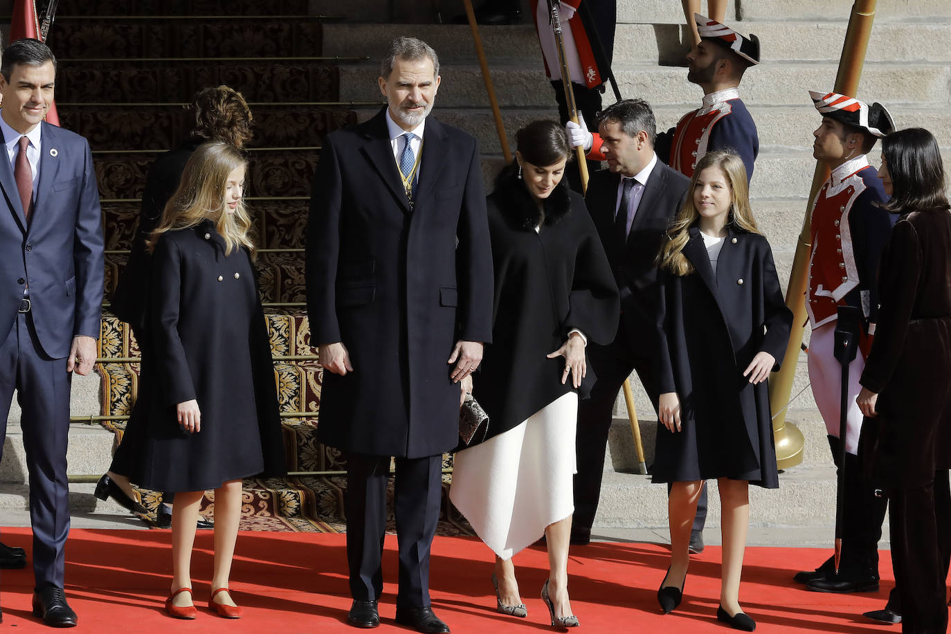 Con gesto serio, la Reina recupera su color fetiche para el estreno de la legislatura en el Congreso, para el que Leonor recupera el vestido que estrenó en Girona