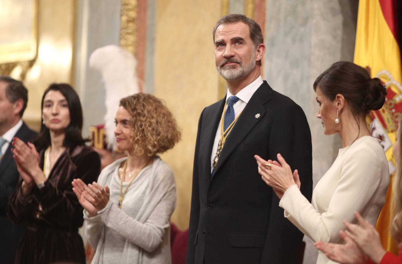 Con gesto serio, la Reina recupera su color fetiche para el estreno de la legislatura en el Congreso, para el que Leonor recupera el vestido que estrenó en Girona