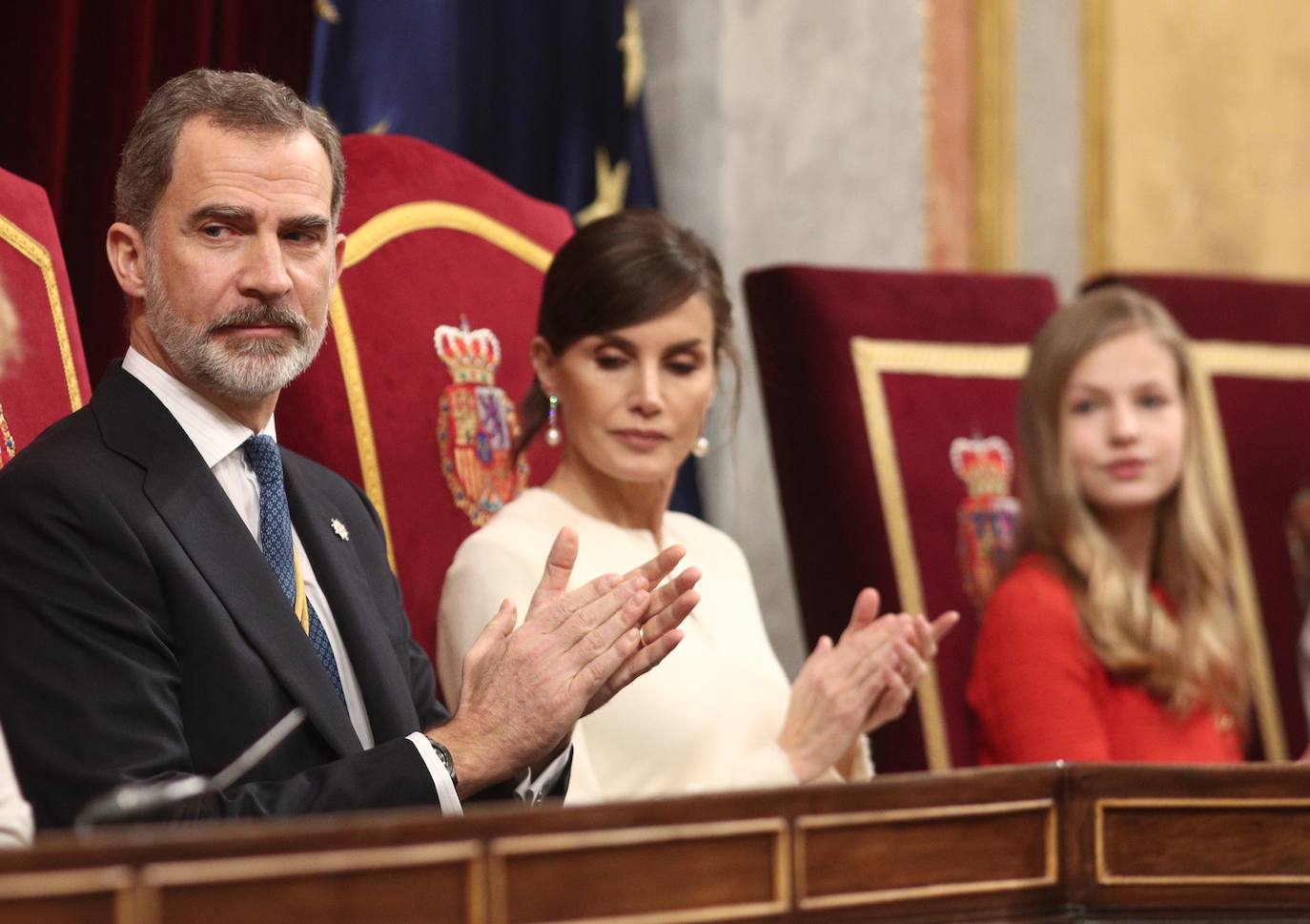 Con gesto serio, la Reina recupera su color fetiche para el estreno de la legislatura en el Congreso, para el que Leonor recupera el vestido que estrenó en Girona