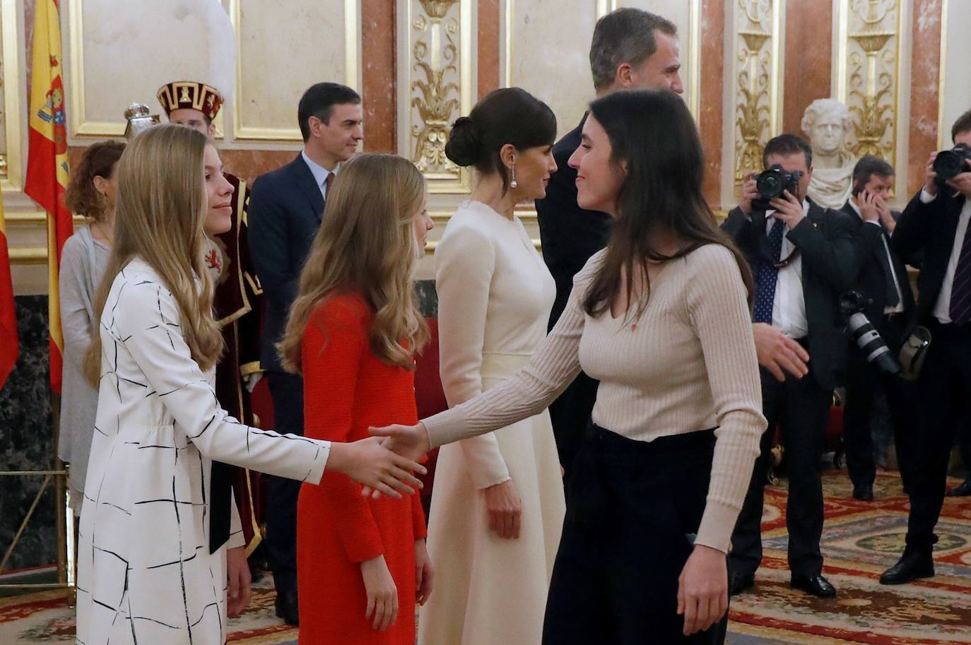 Con gesto serio, la Reina recupera su color fetiche para el estreno de la legislatura en el Congreso, para el que Leonor recupera el vestido que estrenó en Girona