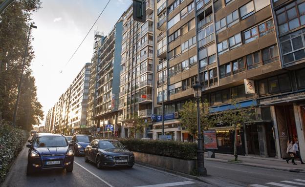 Lo peor. La altura de los edificios que no dejan pasar el sol; el desuso de la alameda, que llegó a concentrar ferias y circos y en la actualidad carece de actividad; la permisividad hacia los negocios de hostelería que ocupan el espacio público de la alameda. 