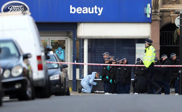 La policía recoge muestras en el lugar del ataque de este domingo, en Londres.