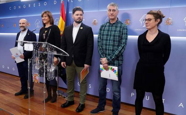 Néstor Rego (BNG), Laura Borràs (JxCat), Gabriel Rufián (ERC), Oskar Matute (Bildu) y Mireia Vehí (CUP) durante la lectura del manifiesto.