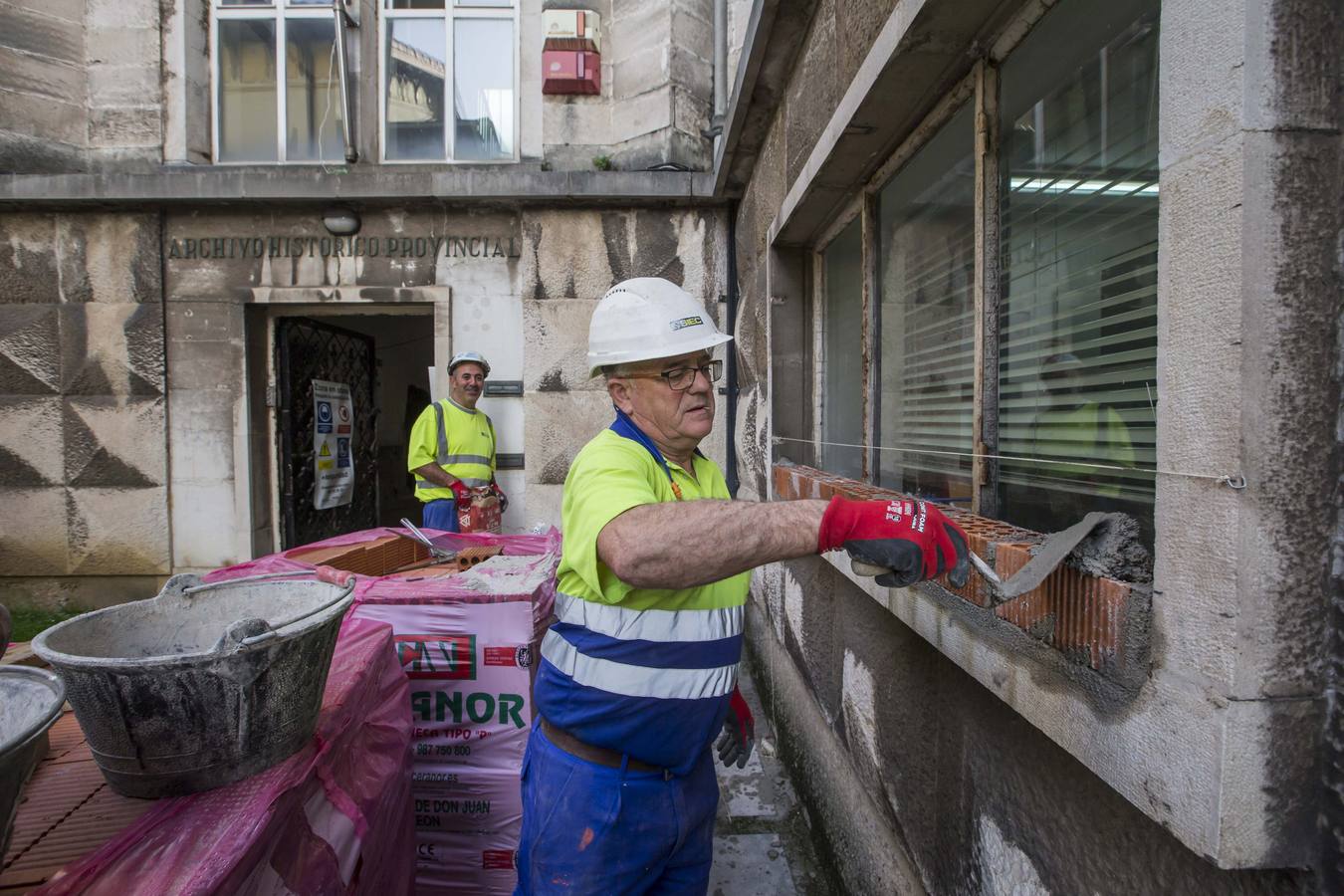 Las obras de la nueva Biblioteca Municipal de Santander en el barrio de La Florida han comenzado este lunes y se prolongarán durante ocho meses, hasta octubre, cuando ya se podrá comprobar el cambio que va a experimentar este espacio, que tendrá una terraza superior accesible y un anfiteatro para actividades. La alcaldesa de Santander, Gema Igual, acompañada del concejal de Fomento, César Díaz, y de la concejala de Cultura, María Luisa Sanjuán, han asistido hoy al inicio de los trabajos, que ejecuta la empresa SIEC y que suponen una inversión municipal de 1,3 millones de euros.