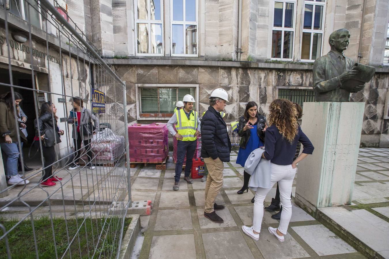 Las obras de la nueva Biblioteca Municipal de Santander en el barrio de La Florida han comenzado este lunes y se prolongarán durante ocho meses, hasta octubre, cuando ya se podrá comprobar el cambio que va a experimentar este espacio, que tendrá una terraza superior accesible y un anfiteatro para actividades. La alcaldesa de Santander, Gema Igual, acompañada del concejal de Fomento, César Díaz, y de la concejala de Cultura, María Luisa Sanjuán, han asistido hoy al inicio de los trabajos, que ejecuta la empresa SIEC y que suponen una inversión municipal de 1,3 millones de euros.