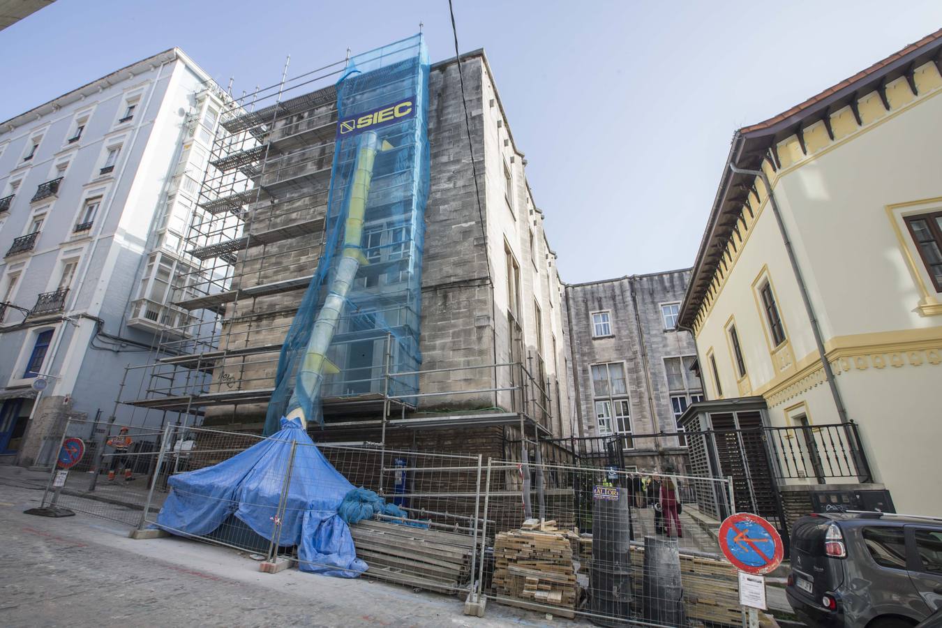 Las obras de la nueva Biblioteca Municipal de Santander en el barrio de La Florida han comenzado este lunes y se prolongarán durante ocho meses, hasta octubre, cuando ya se podrá comprobar el cambio que va a experimentar este espacio, que tendrá una terraza superior accesible y un anfiteatro para actividades. La alcaldesa de Santander, Gema Igual, acompañada del concejal de Fomento, César Díaz, y de la concejala de Cultura, María Luisa Sanjuán, han asistido hoy al inicio de los trabajos, que ejecuta la empresa SIEC y que suponen una inversión municipal de 1,3 millones de euros.