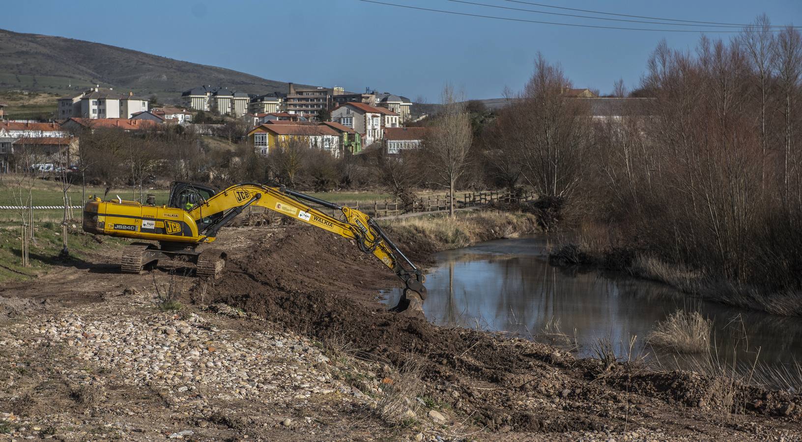 Comenzaron las obras de limpieza de los ríos Híjar y Ebro a su paso por las localidades de Reinosa y Matamorosa (Campoo de Enmedio) para evitar nuevas inundaciones como las del pasado mes de diciembre, cuando se produjo el desbordamiento de dichos ríos como consecuencia de las fuertes lluvias, anegando varias zonas urbanas, lo que provocó cuantiosos daños materiales.