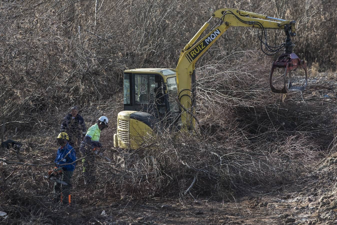 Comenzaron las obras de limpieza de los ríos Híjar y Ebro a su paso por las localidades de Reinosa y Matamorosa (Campoo de Enmedio) para evitar nuevas inundaciones como las del pasado mes de diciembre, cuando se produjo el desbordamiento de dichos ríos como consecuencia de las fuertes lluvias, anegando varias zonas urbanas, lo que provocó cuantiosos daños materiales.